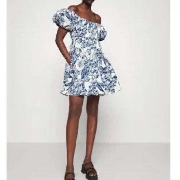 Abercrombie & Fitch Dresses & Skirts - NWT Abercrombie & Fitch Ruched Puff Sleeve Dress in Navy Floral Print Size L